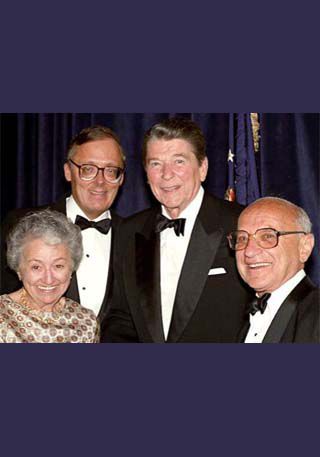 Milton Friedman, seine Frau Rose, Ronald Reagan und Ed Feulner 1983 beim zehnten Jahrestag der Heritage Foundation. Fotograf unbekannt, Quelle: Volteurismo / Wikimedia Commons (CC BY-SA 4.0)
