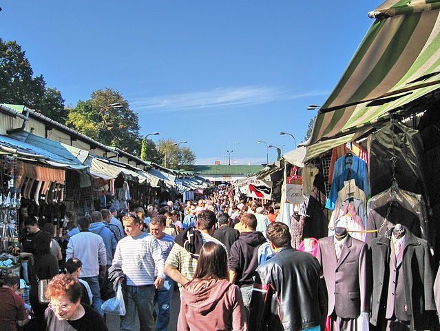 Stadion-Markt, Warschau, 30. September 2007. Fotograf: masti, Quelle: [https://commons.wikimedia.org/wiki/File:POL_WAW_Stadion1.jpg Wikimedia Commons] ([https://creativecommons.org/licenses/by/3.0/deed.en CC BY 3.0])