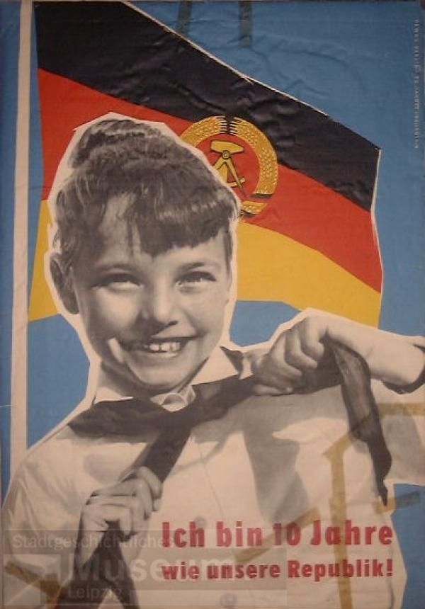 „Ich bin 10 Jahre – wie unsere Republik!“, Entwurf: Jahnke/Vallenthin, Druck: VEB Ratsdruckerei Dresden 1959. Quelle: [http://museum.zib.de/sgml_internet/sgml.php?seite=5&fld_0=p0001115 Stadtgeschichtliches Museum Leipzig], Lizenz:[https://creativecommons.org/licenses/by-nc-sa/4.0/ CC BY-NC-SA 4.0]