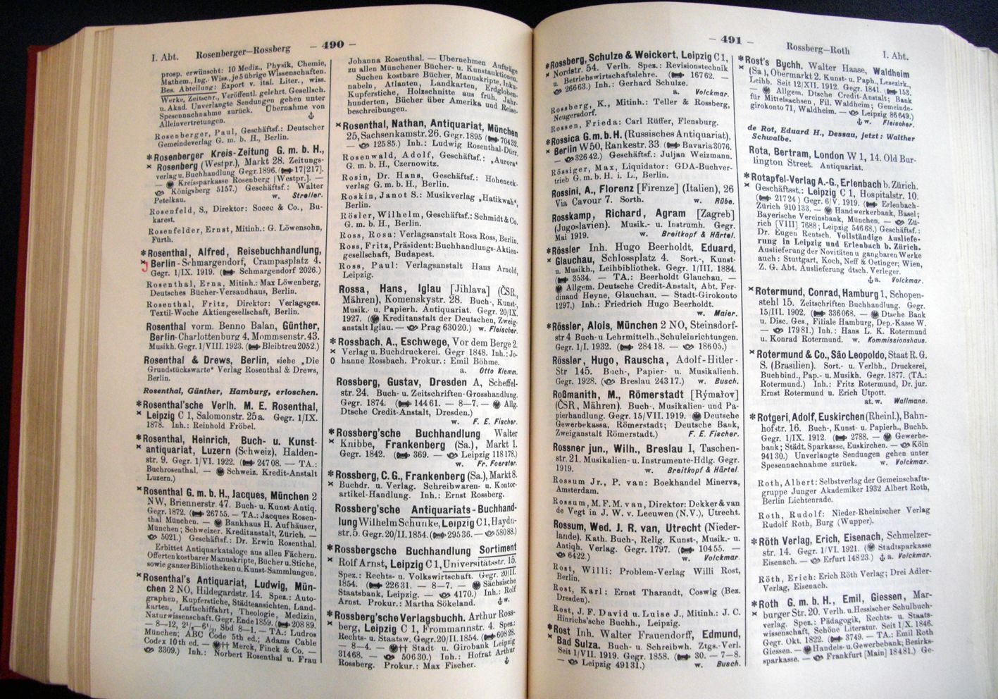 Bevor eine verbindliche Definition vorlag, stempelte ein unbekannter Buchhändler/eine unbekannte Buchhändlerin 1935 fein säuberlich jene Händler, die ihm (oder ihr) als jüdisch bekannt waren, in roter Farbe mit einem „J” ab. Adressbuch des Deutschen Buchhandels 1935 (97. Jg.), Verlag des Börsenvereins der Deutschen Buchhändler zu Leipzig 1936. Quelle: Gedenk- und Bildungsstätte Haus der Wannsee-Konferenz