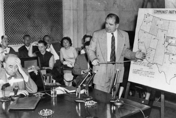 Das Foto zeigt US-Senator Joe McCarthy (rechts) während der „McCarthy-Army Hearings“ am 9. Juni 1954. Urheber: 	
United States Senate, Quelle: [https://commons.wikimedia.org/wiki/File:Welch-McCarthy-Hearings.jpg Wikimedia Commons], Lizenz: public domain