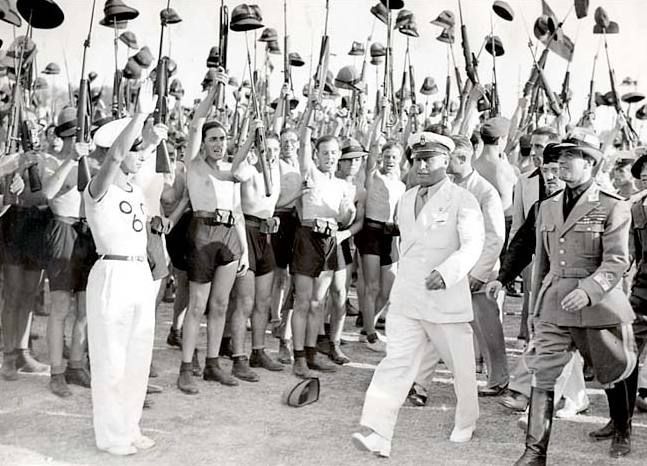 Im faschistischen Italien sollte der Neue Mensch vor allem von Jugendlichen verkörpert werden. Benito Mussolini 1935 in Rom inmitten von jugendlichen Anhängern. Fotograf: unbekannt, Quelle: [https://commons.wikimedia.org/wiki/File:Has_seven_1_a.jpg Wikimedia Commons], Lizenz: gemeinfrei