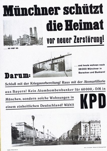 Die KPD nutzt einerseits den Begriff „Heimat“, andererseits ruft sie mit der Fotografie der Frauenkirche kurz nach 1945 ein urbanes Münchener Symbol auf, welches durch lokale Barackenwohnungen ergänzt wird. Unten zeigt eine Fotografie die Berliner Karl-Marx-Allee, ein Vorzeigeprojekt urbaner Architektur der frühen DDR. Heimat wird hier mit urbanen Räumen verknüpft und die untere Fotografie steht im Einklang mit dem sozialistischen Heimatbegriff, der die aktive Gestaltung des Raumes durch die Arbeiterklasse hervorhebt.
<br />
KPD-Plakat: „Münchner schützt die Heimat“, KPD (München) 1953/54. Quelle: Bundesarchiv Plak 005 - Bundesrepublik Deutschland I (1949-1966), Plak 005-026-035 © mit freundlicher Genehmigung