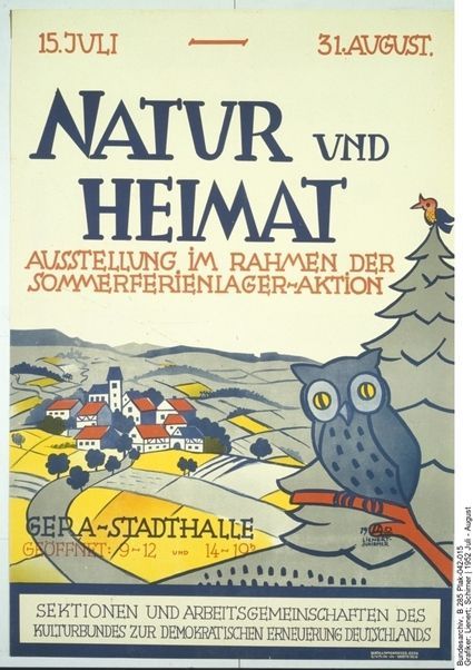 Ein kleines Dorf inmitten einer kleinteiligen landwirtschaftlich geprägten leicht hügeligen Landschaft. Eule und Tanne deuten Wald an. Die Moderne hat in diesem Bild keinen Platz – aufgerufen werden auch 1952 in der DDR noch die ikongrafischen Muster der Heimatschutzbewegung des Kaiserreichs.
<br />
Ausstellungsplakat: „Natur und Heimat“, Gera 1952, Ausstellung im Rahmen der Sommerferienlager-Aktion/Kulturbund. Grafiker: Lienert und Schirner, Druck: Gerth & Oppenrieder, Gera. Quelle: Bundesarchiv B 285 Plak-042-015 mit freundlicher Genehmigung