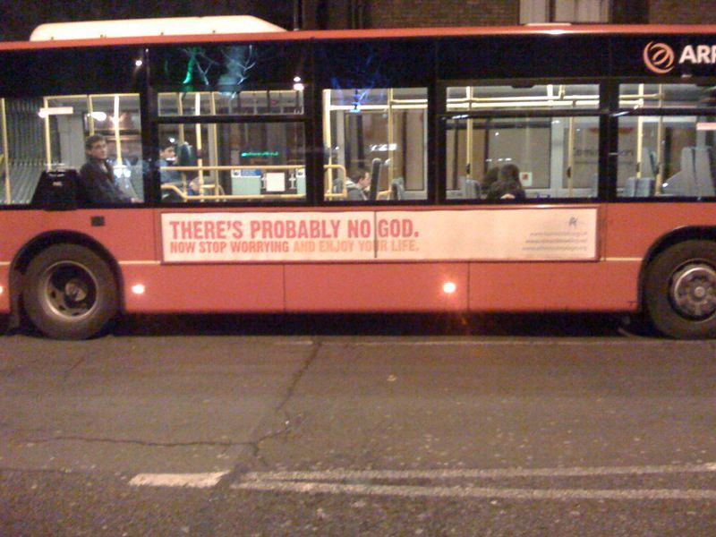 Bus mit der Aufschrift „There's probably no god. Now stop worrying and enjoy your life“ im Rahmen der „Atheist Bus Campaign“, eine im Oktober 2008 von der britischen Journalistin Ariane Sherine initiierte Werbekampagne, die über Aufschriften auf Bussen die Grundhaltung des Atheismus propagiert. Die Aktion für ein Leben ohne Religion wurde als Antwort auf eine Werbekampagne evangelikaler Gruppen konzipiert. London, 26. Januar 2009.  Foto: Ismael Celis, Quelle: [https://www.flickr.com/photos/ismasan/3232037394/ Flickr], Lizenz: [https://creativecommons.org/licenses/by-nc-nd/2.0/ CC BY-NC-ND 2.0]