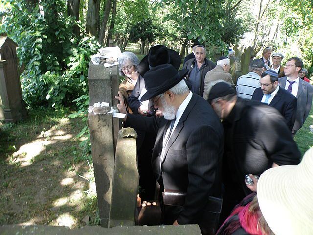 Wallfahrt zum Grab des Rabbi Nathaniel Weil, Karlsruhe, 4. Mai 2011, Foto: Baden-Paul, Quelle: [https://commons.wikimedia.org/wiki/File:Wallfahrt_zum_Grab_des_Rabbi_Nathaniel_Weil2.JPG  Wikimedia Commons], Lizenz: [https://creativecommons.org/licenses/by-sa/3.0/deed.en CC BY-SA 3.0]