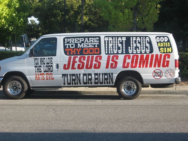 Lieferwagen mit der Aufschrift „Jesus is coming“, Mexico City, 6. August 2010. Foto: Gabriel Saldana, Quelle: [https://www.flickr.com/photos/gabrielsaldana/4868191890/ Flickr], Lizenz: [https://creativecommons.org/licenses/by-sa/2.0/ CC BY-SA 2.0]