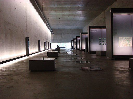 Im ehemaligen Konzentrationslager Bergen-Belsen ergänzt das Dokumentationszentrum mit einer Dauerausstellung zur Geschichte des Geländes den Außenbereich der heutigen Gedenkstätte, 8. Oktober 2008. Fotograf: Hajotthu, Quelle: [https://commons.wikimedia.org/wiki/File:Dokuzentrum_KZ_Belsen_Innen.jpg Wikimedia Commons], Lizenz: [https://creativecommons.org/licenses/by-sa/3.0/deed.en CC BY-SA 3.0]