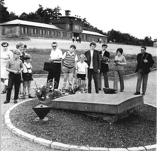 Durch Pflichtbesuche wurden Gedenkstätten in der DDR gezielt auch als politisches Erziehungsinstrument eingesetzt. Gedenkstein für ermordete polnische Häftlinge in der Nationalen Mahn- und Gedenkstätte Buchenwald, 15. August 1972. Fotograf: Dieter Demme, Quelle: [https://commons.wikimedia.org/wiki/File:Bundesarchiv_Bild_183-L0815-0018,_Gedenkst%C3%A4tte_Buchenwald,_Gedenkstein.jpg Wikimedia Commons / Bundesarchiv, Bild 183-L0815-0018], Lizenz: [https://creativecommons.org/licenses/by-sa/3.0/de/deed.en CC BY-SA 3.0 DE]