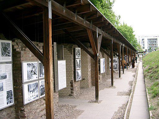 Die „Topographie des Terrors“ dokumentiert in Berlin die Verbrechen des Nationalsozialismus. Das Dokumentationszentrum entwickelte sich aus bürgerlichen Initiativen seit den 1970er-Jahren, die zur 750-Jahr-Feier der Stadt 1987 in einer ersten Ausstellung mündeten, und ist heute fester Bestandteil der Berliner Erinnerungsorte. Fotograf: edwin.11, 17. Mai 2004, Quelle: [https://commons.wikimedia.org/wiki/File:Topographie_des_Terrors_(313711237).jpg Wikimedia Commons], Lizenz: [https://creativecommons.org/licenses/by/2.0/deed.en CC BY 2.0]