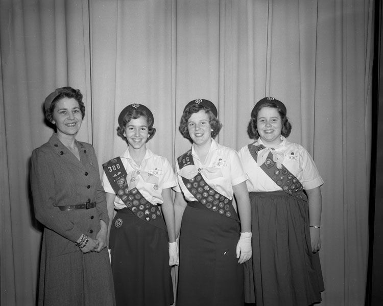 Girl Scouts, April 1958. Fotograf: Adolph B. Rice Studio, Quelle: [https://commons.wikimedia.org/wiki/File:Girl_Scouts_(2899346014).jpg The Library of Virginia @ Flickr Commons / Wikimedia Commons] Public Domain