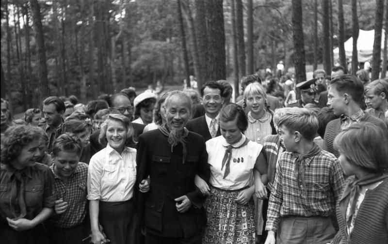 „Der zu einem Staatsbesuch in der Deutschen Demokratischen Republik weilende Präsident der Demokratischen Republik Vietnam, Ho Chi Minh, besuchte mit seiner Begleitung am 28.7.1957 die Landwirtschaftliche Produktionsgenossenschaft ‚Erster Mai‘ in Tempelfelde (Kreis Bernau), die Maschinen-Traktoren-Station in Werneuchen bei Bernau und das Pionierzeltlager ‚Helmuth Just‘ am Wukensee bei Biesenthal“ (Original-Bildunterschrift ADN), 28. Juli 1957. Fotograf: Horst Sturm, Quelle: [https://commons.wikimedia.org/wiki/File:Bundesarchiv_Bild_183-48550-0036,_Besuch_Ho_Chi_Minhs_bei_Pionieren,_bei_Berlin.jpg Bundesarchiv Bild 183-48550-0036 / Wikimedia Commons], Lizenz [https://creativecommons.org/licenses/by-sa/3.0/de/deed.en CC BY-SA 3.0]