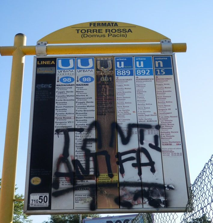 Graffito an der Bushaltestelle „Torre Rossa/Domus Pacis” in Rom. Die Abbildung zeigt das Graffito im Jahr 2014. Mittlerweile ist es nach einer Reinigung seitens der römischen Verkehrsbetriebe verschwunden. Foto: Jens Späth ©