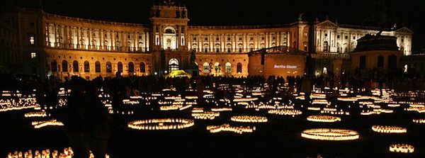 „Nacht des Schweigens“ auf dem Heldenplatz in Wien, 12.3.2008. In Erinnerung an den „Anschluss“ Österreichs an das Deutsche Reich 70 Jahre zuvor wurden 80.000 Kerzen für die rund 80.000 namentlich bekannten österreichischen Opfer der NS-Regimes entzündet und ihre Namen während der ganzen Nacht auf vier Leinwände projiziert. Foto (beschnitten): Manfred Werner / Tsui, Quelle: Wikimedia Commons, Lizenz: CC BY-SA 3.0