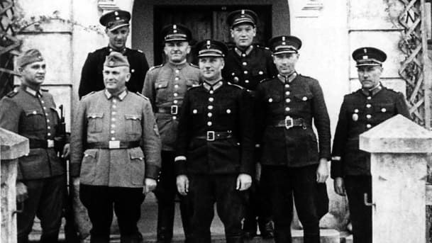 Polnische „Blaue“ Polizisten und deutsche Ordnungspolizei. Die polnische Hilfspolizei, die aufgrund ihrer Uniformen „Blaue“ Polizei genannt wurde, war auf Befehl des Generalgouverneurs Hans Frank aus Mitgliedern der Vorkriegspolizei Polens gebildet worden. Die ca. 10.000 Männer wurden bei der Bekämpfung von Kriminalität und Schwarzhandel eingesetzt, wirkten aber auch bei der Bewachung von Ghettos, bei den Deportationen von Jüdinnen und Juden in die Vernichtungslager und bei Erschießungen mit. Fotograf: unbekannt, Quelle: [https://commons.wikimedia.org/wiki/File:Polish_police_and_orpo.jpg Wikimedia Commons / Haaretz] [20.07.2020], Lizenz: [https://creativecommons.org/licenses/by-sa/4.0/deed.en CC BY-SA 4.0]