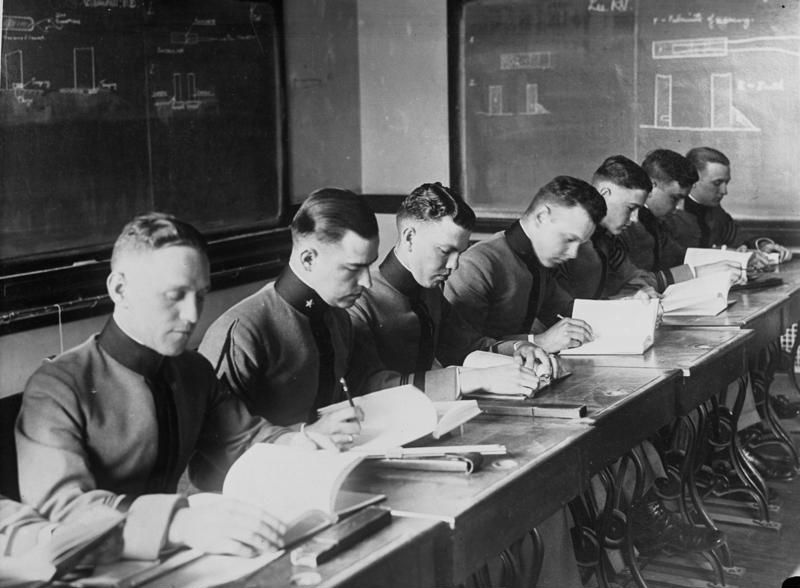 School and military – two institutions of modern subjectification. Classes at the West Point Officers’ School, USA 1929. Photographer: unknown (Aktuelle-Bilder-Centrale, Georg Pahl). Source: [https://commons.wikimedia.org/wiki/File:Bundesarchiv_Bild_102-08174,_USA,_Unterricht_in_der_Offiziersschule_West-Point.jpg Bundesarchiv Bild 102-08174 / Wikimedia Commons] [15.12.2020], Licence: [https://creativecommons.org/licenses/by-sa/3.0/de/deed.en CC-BY-SA 3.0]