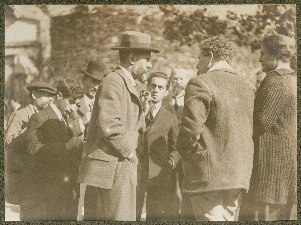 Max Weber (Bildmitte) in einer Gruppendiskussion u.a. mit Ernst Toller (Dritter von rechts), Mai 1917, Burg Lauenstein. Der Verleger Eugen Diederichs hatte Künstler, Politiker, Ökonomen und Intellektuelle im Jahr 1917 zu zwei internationalen Tagungen (Mai und September 1917) eingeladen, um in der Schlussphase des Ersten Weltkriegs die soziale, ökonomische und politische Neuordnung Deutschlands zu diskutieren.
Fotograf unbekannt, Quelle: [https://commons.wikimedia.org/wiki/File:Max_Weber_1917.jpg Wikimedia Commons], gemeinfrei / DLA Marbach, B 1995.N; Verlagsarchiv Diederichs; aus: Lauensteiner Tagung 1917; Album 2 ©