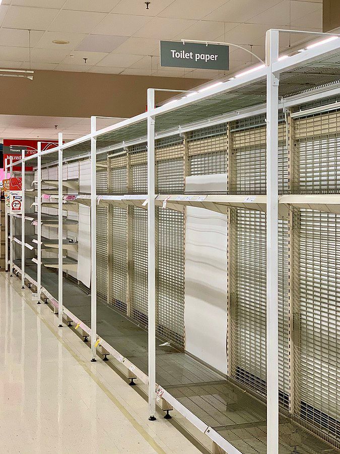 Hamsterkäufe (engl. ''panic buying'') stellen ein Beispiel irrationalen Verhaltens im Zuge von Krisen dar. Das Foto zeigt einen Supermarkt im australischen Brisbane im März 2020, dessen Toilettenpapiervorräte infolge der Corona-Pandemie aufgekauft wurden. Foto: Kgbo, Brisbane, 4. März 2020. Quelle: [https://commons.wikimedia.org/wiki/File:No_tissue_and_toilet_paper_due_to_panic_buying_in_Brisbane_in_March_2020.jpg Wikimedia Commons], Lizenz: [https://creativecommons.org/licenses/by-sa/4.0/deed.en CC BY-SA 4.0]