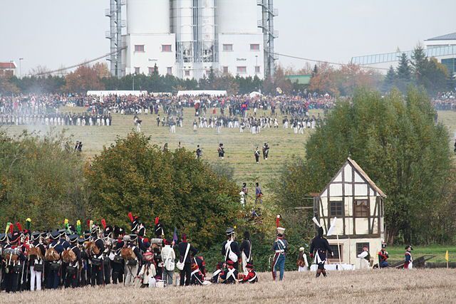 Ereignisse als Reenactments und Thema der [[Erinnerungskulturen|Erinnerungskultur]]: Inszenierung der Völkerschlacht bei Leipzig 1813 im Jahr 2013. Fotograf: [https://commons.wikimedia.org/wiki/User:Einsamer_Sch%C3%BCtze Einsamer Schütze], Leipzig, 20. Oktober 2013. Quelle: [https://commons.wikimedia.org/wiki/File:V%C3%B6lkerschlacht_2013_025.JPG Wikimedia Commons], Lizenz: [https://creativecommons.org/licenses/by-sa/3.0/ CC BY-SA 3.0]