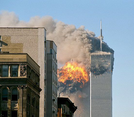 Ereignisse sind das Ergebnis einer verdichteten Kommunikation, mitunter in Echtzeit wie bei den Anschlägen in New York 2001. Fotograf: [https://www.flickr.com/photos/themachinestops/ TheMachineStops (Robert J. Fisch)], New York, 11. September 2001. Quelle: [https://commons.wikimedia.org/wiki/File:UA_Flight_175_hits_WTC_south_tower_9-11_edit.jpeg Wikimedia Commons], Lizenz: [https://creativecommons.org/licenses/by-sa/2.0/deed.en CC BY-SA 2.0]