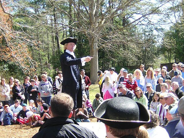 Thomas Jefferson wird von einem professionellen Schauspieler verkörpert bei einer Rede im Garten des Gouverneurspalastes in Colonial Williamsburg. Fotograf: Larry Pieniazek, Colonial Williamsburg, 3. April 2006. Quelle: [https://commons.wikimedia.org/wiki/File:Colonial_Williamsburg_Thomas_Jefferson_Reenactment_DSCN7269.JPG Wikimedia Commons], Lizenz: [https://creativecommons.org/licenses/by/2.5/deed.en CC BY 2.5]