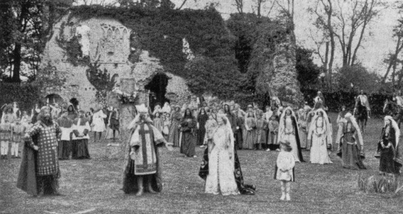 ''The Pageant of Sherbourne'', Dorset 1905. Das Bild stammt aus dem Katalog der Charles Urban Trading Company Liste (1906). Quelle: [https://www.flickr.com/photos/33718942@N07/27421189244/in/photolist-HM7Tv8-JHnytt-HM7LdU-HM7TvD-HM7Lid/ Luke McKernan / Flickr], Lizenz: [https://creativecommons.org/licenses/by-sa/2.0/ CC BY-SA 2.0]