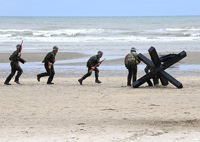 Einheiten der U.S. Navy stellen die D-Day-Mission zum 75. Jahrestag in der Normandie nach. Foto: Michael McNabb, 7. Juni 2019. Quelle: Commander, U.S. Naval Forces Europe-Africa/U.S. 6th Fleet / [https://www.flickr.com/photos/94966166@N02/48023249368 Flickr] public domain