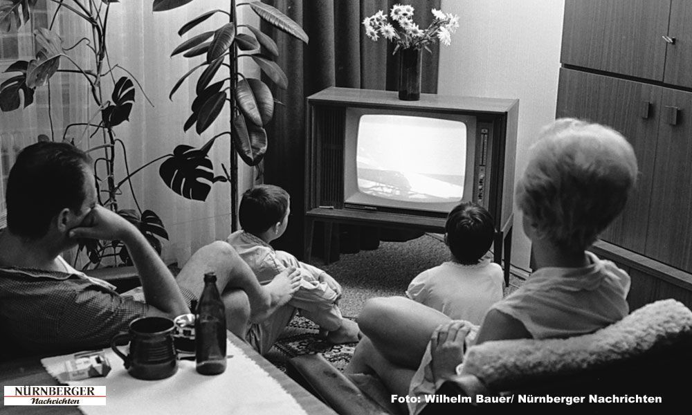 Medien berichten nicht nur über Ereignisse, sondern können selbst zum Inhalt und Akteur werden: Eine Familie verfolgt am 21. Juli 1969 in ihrem Wohnzimmer die
Live-Berichterstattung zur ersten Mondlandung. Foto: Wilhelm Bauer / Nürnberger Nachrichten © Verwendung nur mit vorheriger schriftlicher Genehmigung des Verlages Nürnberger Presse