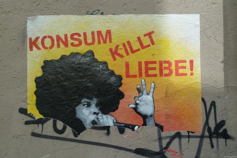 Konsumkritik: „Konsum killt Liebe“, Graffiti, Schwäbisch Hall. Foto: VillageHero, 3. Oktober 2012, Quelle: [https://www.flickr.com/photos/villagehero/15499112494/ Flickr] [31.08.2020], Lizenz: [https://creativecommons.org/licenses/by-sa/2.0/ CC BY-SA 2.0]