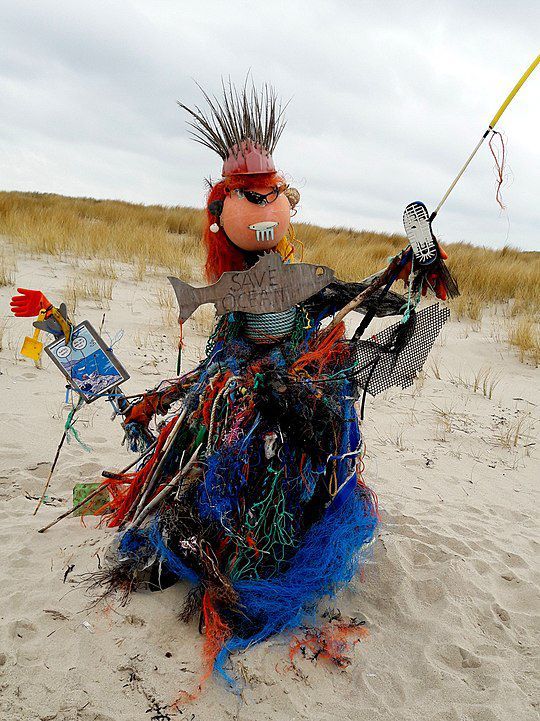 Plastikmüllmännchen auf Sylt (2017), erstellt aus angeschwemmtem Plastikmüll am Ellenbogen der Insel Sylt. Foto: HJBarlage, 7. März 2017, Quelle: [https://commons.wikimedia.org/wiki/File:Plastikm%C3%BCllm%C3%A4nchen.jpg Wikimedia Commons] [31.08.2020], Lizenz: [https://creativecommons.org/licenses/by-sa/4.0/deed.en CC BY-SA 4.0]