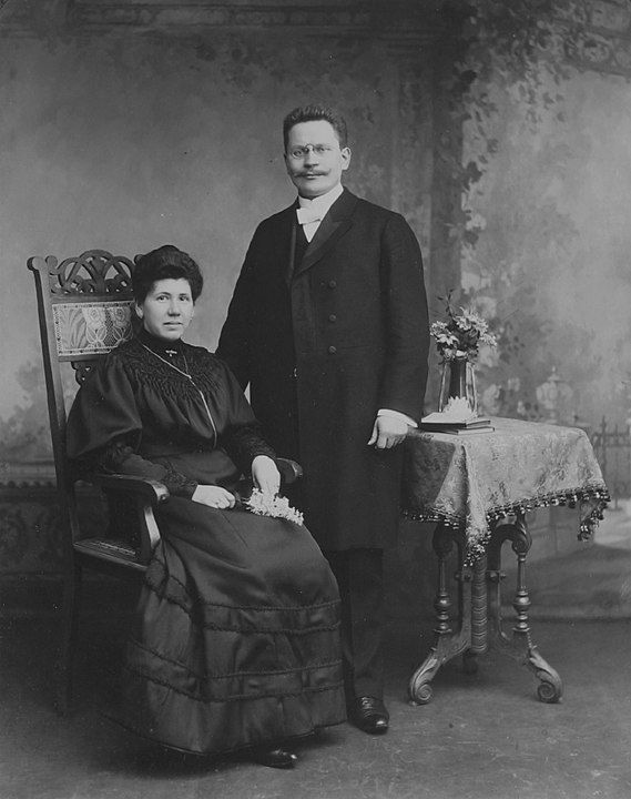 Mode um 1900 in Deutschland: Ehepaar in Berlin. Urheber: Manfred Heyde, Quelle: [https://commons.wikimedia.org/wiki/File:Fashion_1900.jpg Wikimedia Commons] [31.08.2020], gemeinfrei