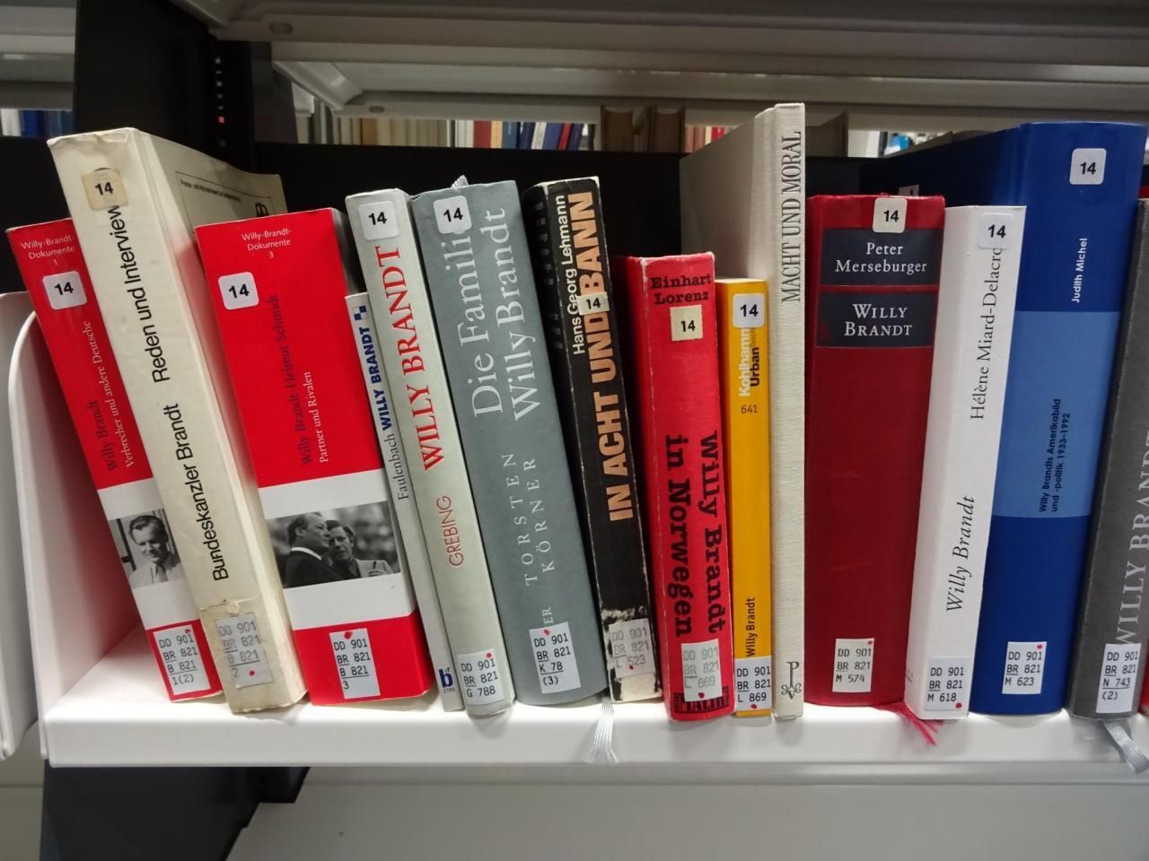 Politikhistorische Biografik über Willy Brandt, Universitätsbibliothek Bielefeld 2019. Foto: Levke Harders, Lizenz: [https://creativecommons.org/licenses/by-nc-sa/4.0/deed.de CC BY-NC-SA 4.0]