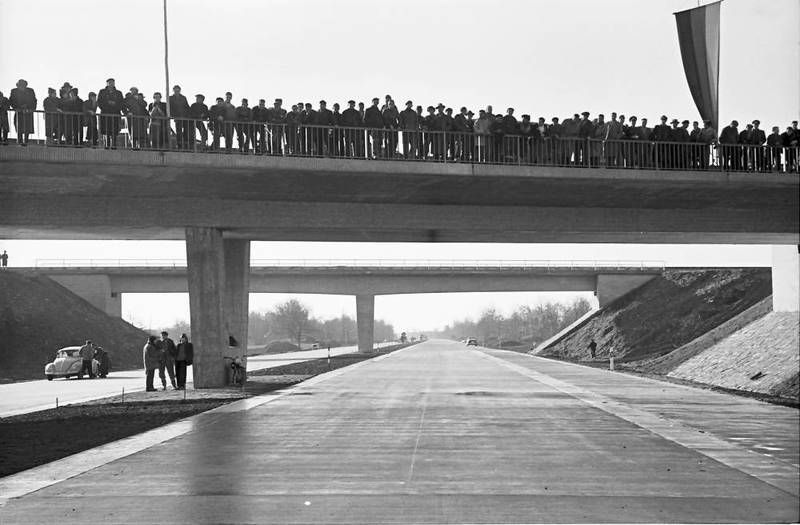 Eröffnung der Autobahnstrecke Neuenburg - Märkt; Brücke mit Publikum. Foto: Willy Pragher, 19. Dezember 1959. Quelle: [https://www2.landesarchiv-bw.de/ofs21/olf/struktur.php?bestand=60581&sprungId=2751194&letztesLimit=suchen Landesarchiv Baden-Württemberg, Abt. Staatsarchiv Freiburg, W 134 Nr. 055411] / [https://www.deutsche-digitale-bibliothek.de/item/6JROGL2OCAJBA3GNNG6UTXGVNHITZPEV Deutsche Digitale Bibliothek], Lizenz: [https://creativecommons.org/licenses/by/3.0/de/ CC BY 3.0 DE]