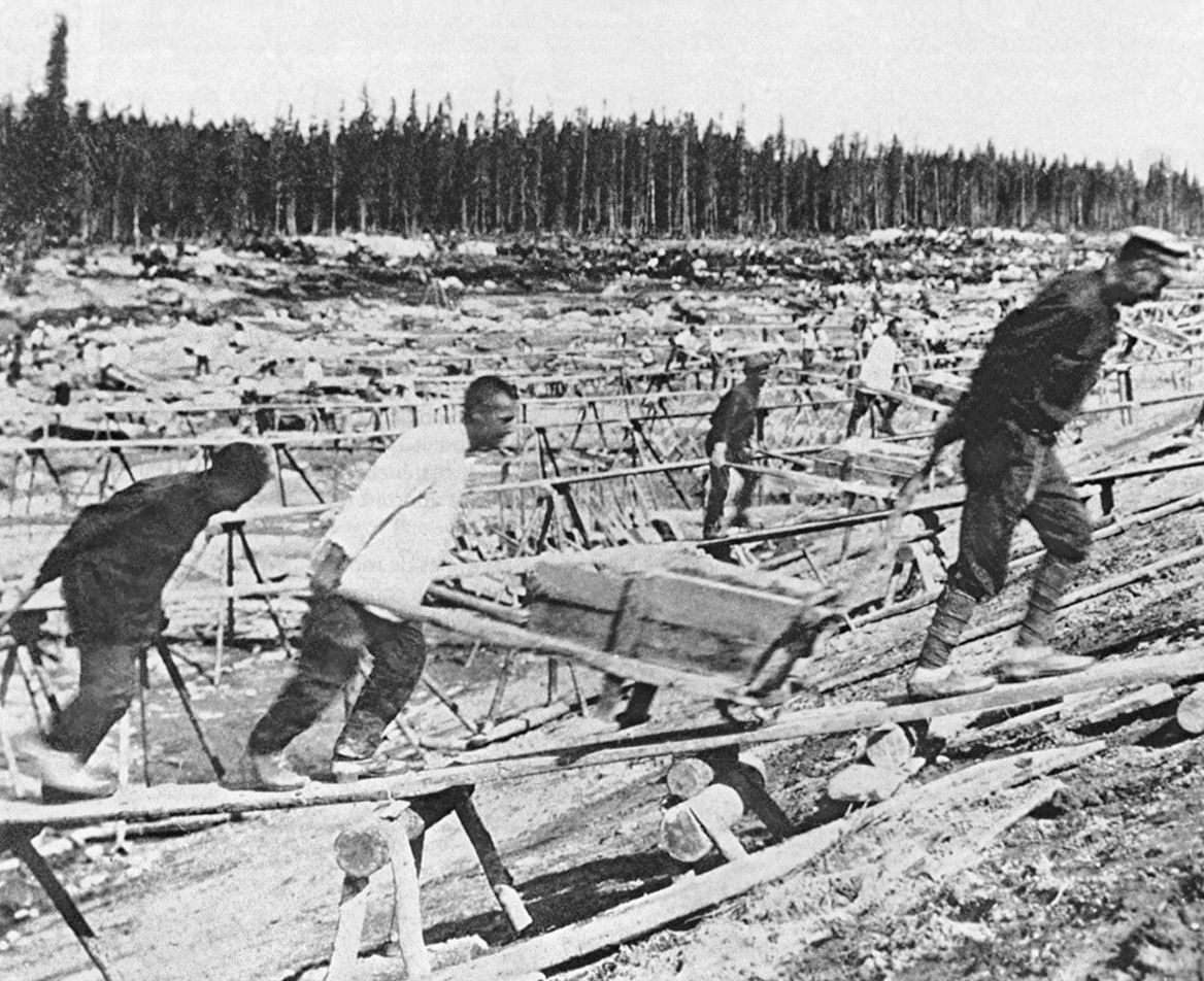 Zwangsarbeiter beim Bau des Weißmeer-Ostsee-Kanals (Belomorsko-Baltijskij kanal). Der Kanal wurde von Oktober 1931 bis August 1933 auf Anweisung Stalins im Zusammenhang mit dem ersten sowjetischen Fünfjahresplan mit Hilfe Zehntausender Häftlinge des Gulag-Lagersystems der Geheimpolizei OGPU erbaut. Fotograf: unbekannt, ca. 1932. Quelle: [https://commons.wikimedia.org/wiki/File:Canal_Mer_Blanche.jpg Wikimedia Commons], public domain