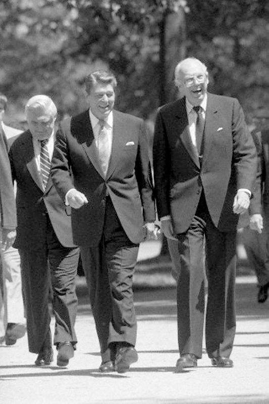 US-Präsident Ronald Reagan mit seinem Director of Central Intelligence, William J. Casey, am 1. Mai 1984. Die „DCI’s“ gelten für den Zeitraum von 1946 bis 2004 durchgängig als wichtigste außenpolitische Berater des jeweiligen US-Präsidenten (2004 wurde das Amt des DCI durch das des Director of National Intelligence, DNI, ersetzt). Casey zählt darüber hinaus zu jenen Intelligence-Chiefs, die aktiv Einfluss auf die US-Außenpolitik nahmen. So wird sein Name mit der Bewaffnung der Mudschaheddin durch die CIA im sowjetischen Afghanistankrieg ebenso in Verbindung gebracht wie mit der Unterstützung der Contras, einer rechtsgerichteten Rebellenorganisation in Nicaragua der 1980er-Jahre. Zudem lehnte Casey die gerade erst etablierte, erweiterte parlamentarische Kontrolle der US-Geheimdienste ab und verweigerte den jeweiligen Ausschüssen des Senats und des Kongresses die Kooperation. Foto/Urheber: Levan Ramishvili, Quelle: [https://www.flickr.com/photos/levanrami/15013487576/in/album-72157627135259253/ Flickr], public domain