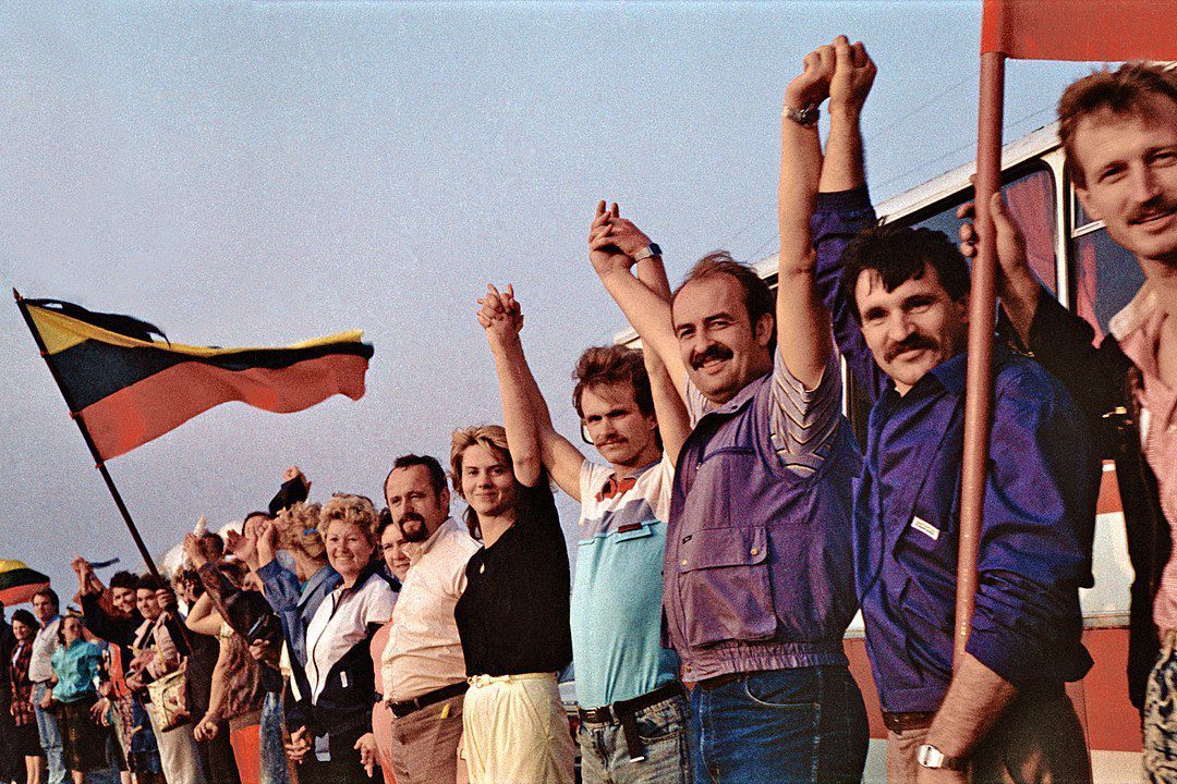 Menschenkette „Baltischer Weg“. Mit einer Menschenkette durch die damaligen Sowjetrepubliken Estland, Lettland und Litauen demonstrierten 1989 Hunderttausende für ihre Unabhängigkeit. Damit erinnerten sie an den Hitler-Stalin-Pakt, in dessen Folge die drei Staaten 50 Jahre zuvor von der Sowjetunion annektiert worden waren. Fotograf: Kusurija, 23. August 1989. Quelle: [https://commons.wikimedia.org/wiki/File:Baltsk%C3%BD%C5%98et%C4%9Bz.jpg#/media/File:Baltsk%C3%BD%C5%98et%C4%9Bz.jpg Wikimedia Commons], Lizenz: [https://creativecommons.org/licenses/by-sa/3.0/ CC BY-SA 3.0]