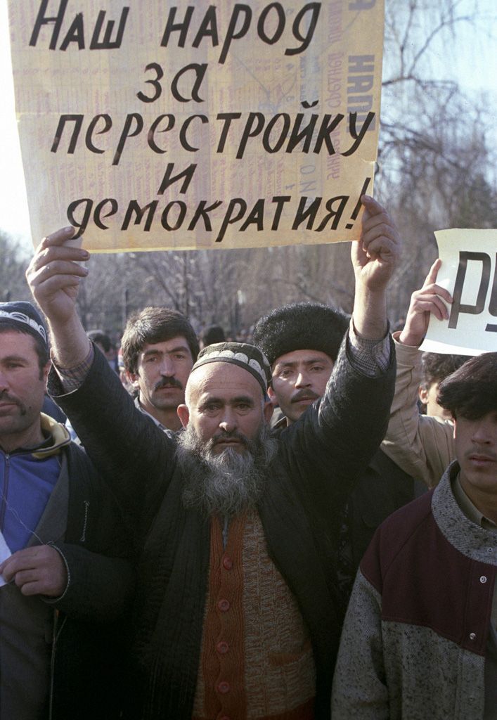 Teilnehmer einer Kundgebung zur Unterstützung von Demokratie und Perestroika in Duschanbe, Tadschikistan im Februar 1990. Fotograf: Vladimir Fedorenko, 16. Februar 1990. Quelle: RIA Novosti Archiv, Bild-Nr. 699860 / [https://commons.wikimedia.org/wiki/File:RIAN_archive_699860_Massive_riots_in_Dushanbe_in_February_1990.jpg Wikimedia Commons], Lizenz: [https://creativecommons.org/licenses/by-sa/3.0/deed.en CC-BY-SA 3.0]