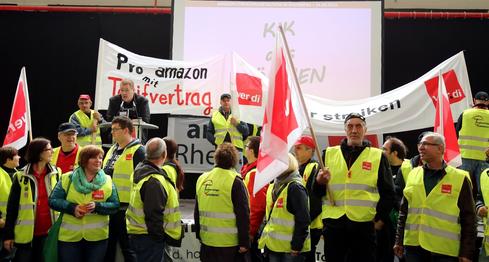 In neuen Branchen und Dienstleistungssektoren, die meist keine betrieblichen Mitbestimmungsstrukturen haben, versuchen die Gewerkschaften, die Beschäftigten zu organisieren.<br /> Bild: Streik bei Amazon in Rheinberg 2015 zur Durchsetzung eines Tarifvertrags, 24.09.2015, Foto: Niels Holger Schmidt, Quelle: [https://www.flickr.com/photos/dielinke_nrw/21669180392/ Flickr], Lizenz: [https://creativecommons.org/licenses/by-sa/2.0/ CC BY-SA 2.0]