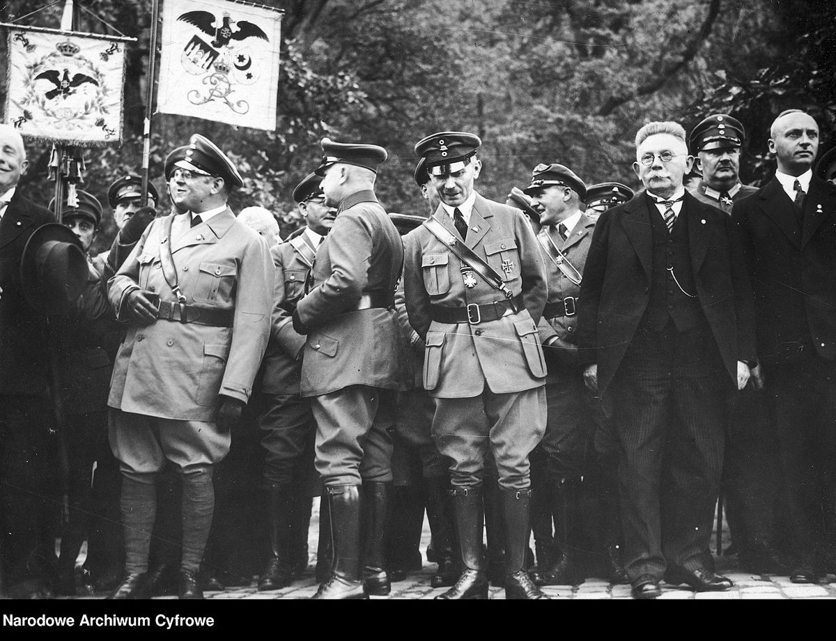 Teilnehmer der „Konferenz der nationalen Opposition“ der „Harzburger Front“ am 11. Oktober 1931 in Bad Harzburg: Rüdiger von der Goltz (1865-1946, in Zivil, Graf, General im Ersten Weltkrieg), Franz Seldte (1882-1947, 1. Bundesführer des Stahlhelms, später Reichsarbeitsminister), Theodor Duesterberg (1875-1950, 2. Bundesführer des Stahlhelms), Siegfried Wagner (1881-1944, Bundeskanzler des Stahlhelms), Alfred Hugenberg (1865-1951, in Zivil, Medienunternehmer, Führer der DNVP), Prinz Eitel Friedrich von Preußen (1883-1942, zweiter Sohn von Kaiser Wilhelm II.), Otto Schmidt-Hannover (1888-1971, Reichstagsabgeordneter und letzter Fraktionsvorsitzender der DNVP). Fotograf: unbekannt. Quelle: [https://commons.wikimedia.org/wiki/File:Gr%C3%BCndung_der_Harzburger_Front._Bad_Harzburg_1931-10-11_R._von_der_Goltz,_F._Seldte,_Th._Duesterberg,_S._Wagner,_A._Hugenberg,_Prince_Eitel_Friedrich,_O._Schmidt-Hannover_Narodowe_Archiwum_Cyfrowe_3_1_0_17_12230_2_1_33586_Public_domain.jpg?uselang=de Wikimedia Commons], Lizenz: [https://creativecommons.org/licenses/by-sa/4.0/deed.en CC BY-SA 4.0]