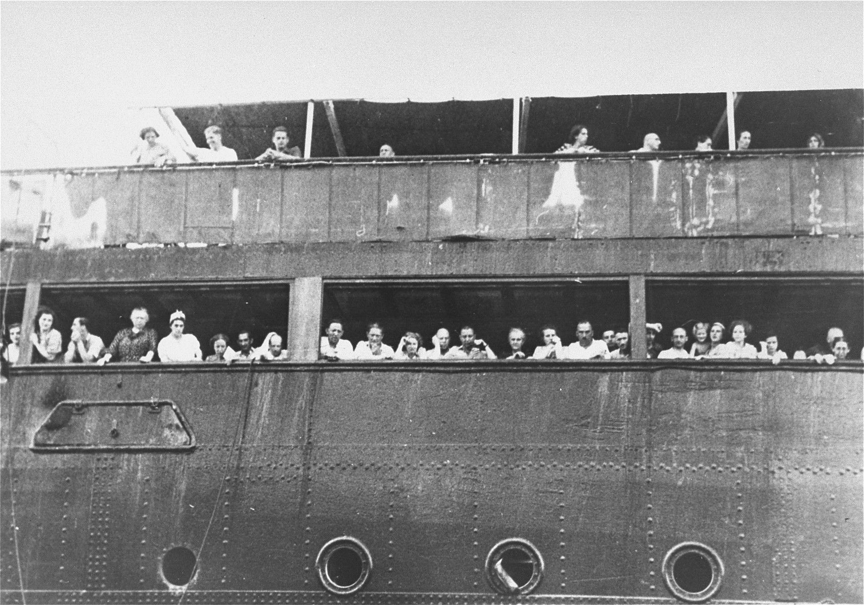 Passagiere auf der St. Louis vor Havanna, 3. Juni 1939. Fotograf: unbekannt. Quelle: [https://collections.ushmm.org/search/catalog/pa26989 United States Holocaust Memorial Museum, courtesy of National Archives and Records Administration, College Park]. Public Domain Source Record ID: 306-NT-648-E-5