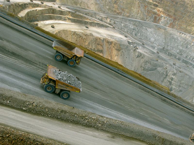 Straße zum Explorationsfeld einer Gold-, Kupfer- und Silbermine in Nusa Tenggara Barat, Indonesien, 28. Mai 2009. Der ursprüngliche Berg hatte eine Höhe von etwa 400 Metern über dem Meeresspiegel, geplant ist eine Grabung bis zu 600 Metern unter dem Meeresspiegel. Foto: Randi Ang, Quelle: [https://www.flickr.com/photos/ndoetz/3575541278/ Flickr], Lizenz: [https://creativecommons.org/licenses/by/2.0/ CC BY 2.0]