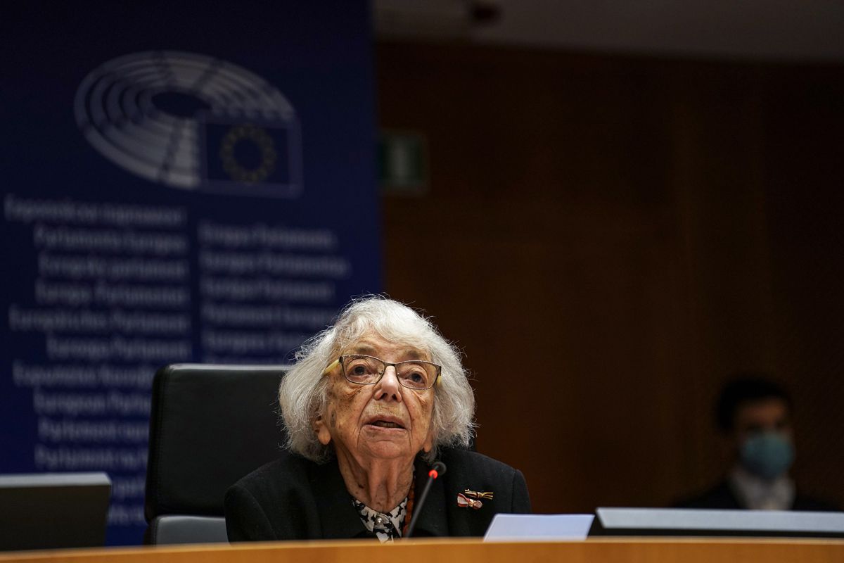 Die Holocaust-Überlebende Margot Friedländer spricht anlässlich des Internationalen Holocaust-Gedenktags 2022 vor dem Europäischen Parlament. Margot Friedländer überlebte als junge Frau das Konzentrationslager Theresienstadt und wanderte später nach New York aus. Seit den späten 1990er-Jahren setzt sie sich verstärkt für die Erinnerung an den Holocaust ein. Im Jahr 2010 zog sie zurück in ihre alte Heimatstadt Berlin, 2011 wurde ihr für ihr Engagement das Bundesverdienstkreuz verliehen. „Ich bin zurückgekommen, um mit Ihnen zu sprechen, Ihnen die Hand zu reichen und Sie zu bitten, die Zeugen zu werden, die wir nicht mehr lange sein können“, sagte sie anlässlich ihrer Rede im Europaparlament.<br />Foto: Europäische Union ©, Europäisches Parlament, Straßburg, 27. Januar 2022. Quelle: [https://www.flickr.com/photos/european_parliament/51854375914/ Flickr], Lizenz: [https://creativecommons.org/licenses/by/4.0/ CC-BY-4.0]