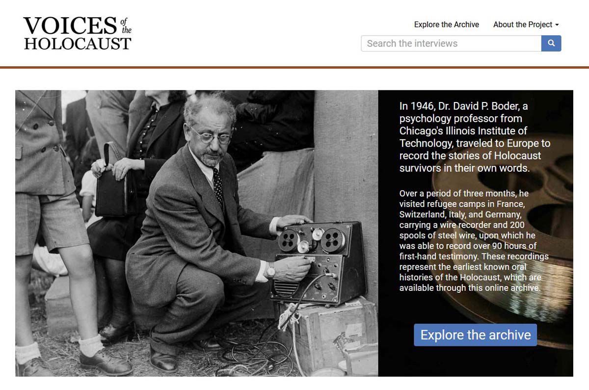 Screenshot der Website [https://voices.library.iit.edu/ „Voices of the Holocaust“]. Das an der Paul V. Galvin Library des Illinois Institute of Technology angesiedelte Projekt hat sich zum Ziel gesetzt, David P. Boders Interviews zu digitalisieren, zu transkribieren und zu übersetzen. Boder selbst traskribierte nur einen Teil seiner Interiews. Während die Originalspulen verschwunden sind, lagern Kopien in der Library of Congress. Auf dem Bild links sieht man David P. Boder mit dem Drahttonrekorder, wie er sich im Sommer 1946 auf ein Interview vorbereitet.<br />Screenshot https://voices.library.iit.edu/ 23.06.2022