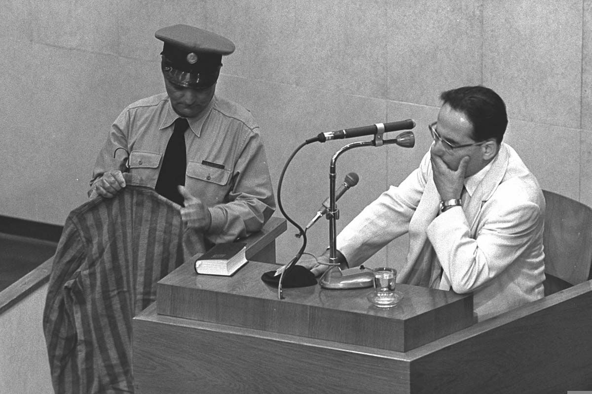 Der Schriftsteller und Holocaust-Überlebende Yehiel De-Nur legt beim Prozess gegen Adolf Eichmann am 7. Juni 1961 Zeugnis ab. De-Nur publizierte seine Romane in Erinnerung an seine Zeit im Lager unter dem Namen K.Tzetnik oder Ka-Tzetnik 135633. Der Moment, als De-Nur während seiner Aussage im Gerichtssaal zusammenbricht, ist zu einer der ikonographischsten Aufnahmen des Prozesses geworden. Seine Ohnmacht versinnbildlicht die Grenzen der Sprache und die nicht-sprachlichen, körperlichen Formen des Zeugnisablegens.<br />Fotograf: unbekannt [#65286], Beit Ha’am Theater, Jerusalem, 7. Juni 1961. Quelle: [https://commons.wikimedia.org/wiki/File:Yehiel_Dinur_Katzetnik.jpg Wikimedia Commons] / USHMM, courtesy of Israel Government Press Office, public domain