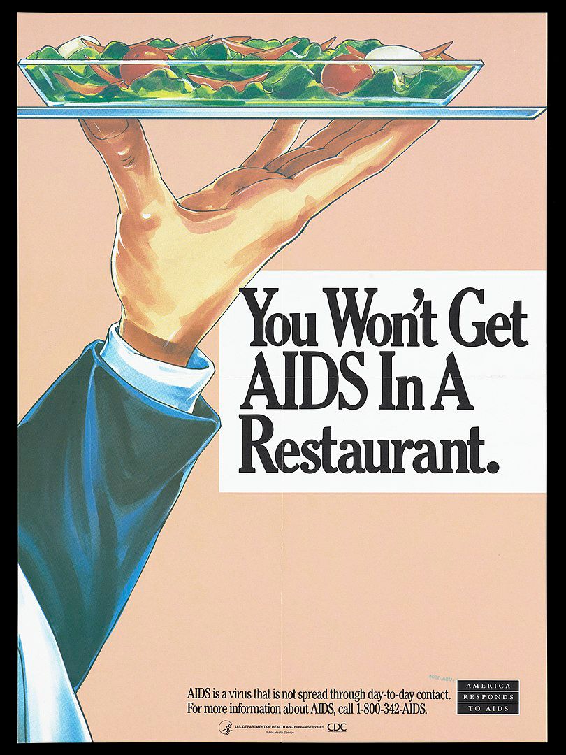 Aids-Prävention: Poster einer amerikanischen Aufklärungskampagne zum Schutz vor Aids, zwischen 1990 und 1999. „A hand holds up a plate of salad on a tray with a message indicating HIV is not transmitted in a restaurant; a poster from the America responds to Aids advertising campaign. Colour lithograph.“ Washington D.C., Department of Health and Human Services. <br />Grafiker*in: unbekannt. Quelle: [https://wellcomecollection.org/works/m7e7zkrz Wellcome Collection] [15.11.2022] in copyright / public domain
