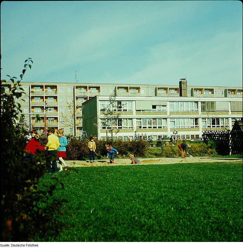 Die bewusste Verbindung von progressivem Anspruch ...: Kindergarten, Lugau, 1979. Fotograf: Eugen Nosko © SLUB/Deutsche Fotothek/Nosko, Eugen. Quelle: [https://commons.wikimedia.org/wiki/File:Fotothek_df_n-08_0000162.jpg Wikimedia Commons] / [https://www.deutschefotothek.de/documents/obj/87104707 Deutsche Fotothek],  Lizenz [https://creativecommons.org/licenses/by-sa/3.0/deed.en CC-BY-SA 3.0]