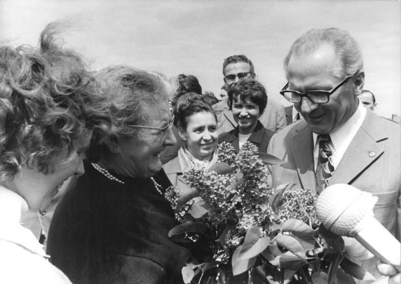 Erich Honecker besucht die LPG in Dedelow, Bezirk: Neubrandenburg, 1. Juni 1972. Fotograf: Peter Koard (ADN). Quelle: [https://commons.wikimedia.org/wiki/File:Bundesarchiv_Bild_183-L0601-0043,_LPG_Dedelow,_Besuch_durch_Erich_Honecker.jpg Wikimedia Commons] / [https://www.bild.bundesarchiv.de/dba/de/search/?query=Bild+183-L0601-0043 Bundesarchiv],  Lizenz [https://creativecommons.org/licenses/by-sa/3.0/deed.en CC-BY-SA 3.0]