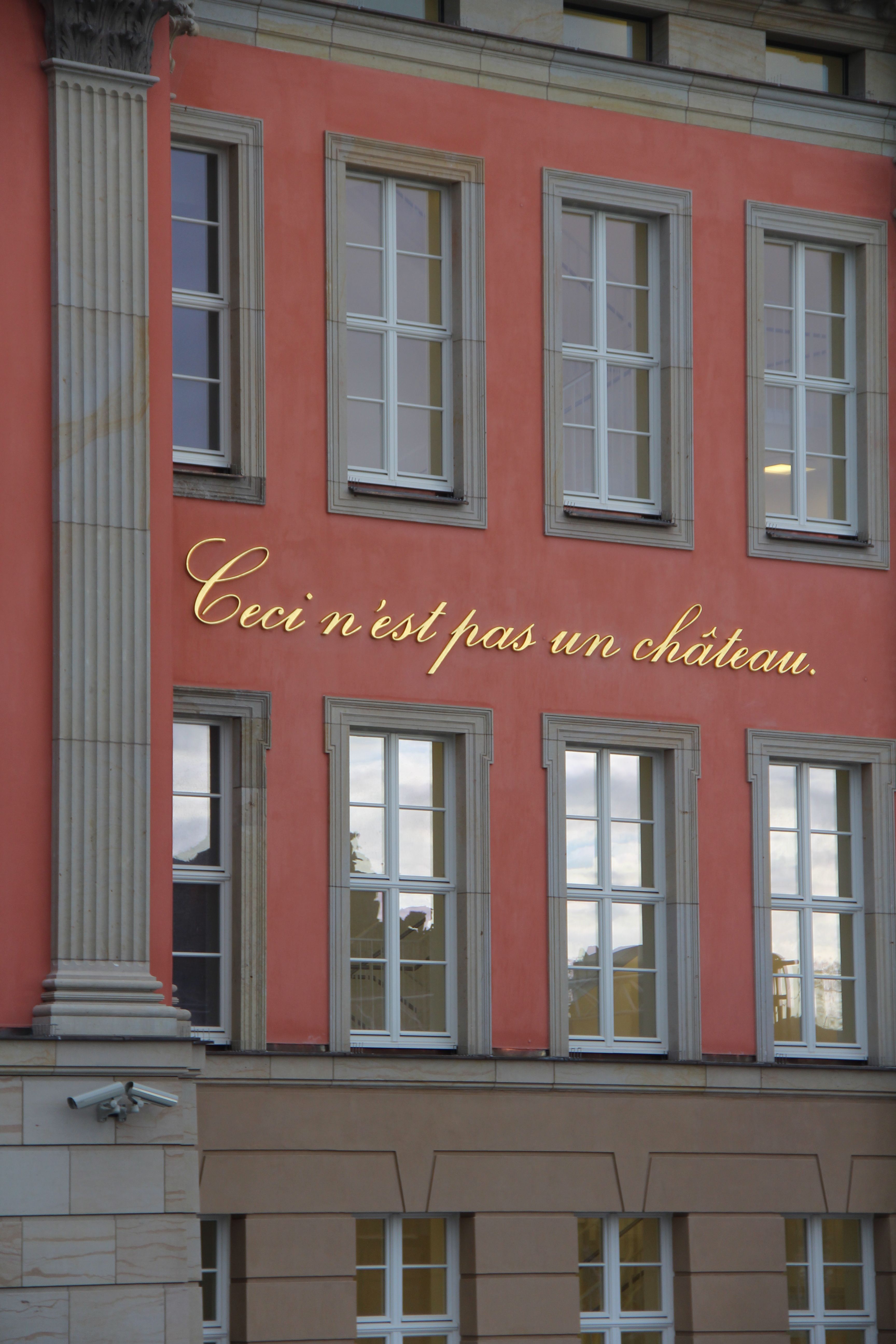 Landtag Brandenburg – Stadtschloss Potsdam, Installation: Annette Paul; Foto: Dominik Juhnke, 2013, Lizenz: CC BY-NC 3.0 DE „Ceci n'est pas un château“: Die Potsdamer Künstlerin Annette Paul gewinnt 2013 den zweiten Preis im Kunst am Bau-Wettbewerb des neu entstandenen Potsdamer Stadtschlosses. Der vehement geführten Debatte über die Rekonstruktionssehsucht in Potsdam begegnet Paul mit einer postmodern-ironischen Distanzierung.