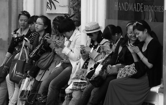 „Generation mobile phone?” – a felt connection between people born around the same time. A group of women in Edinburgh, Scotland, 8 August 2012: „time to check the phone”. Photo: byronv2, Source: Flickr, License: CC BY-NC 2.0