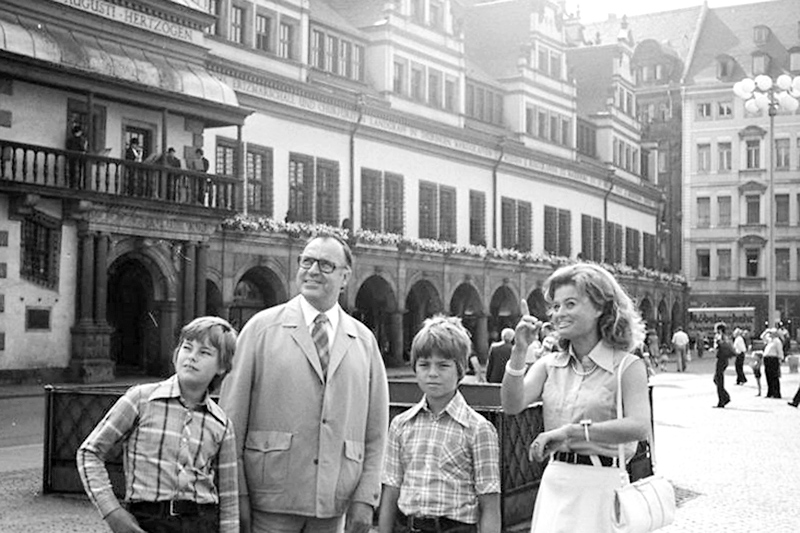 Westdeutsches Familienglück: Familie Kohl besichtigt den Osten, Leipzig am 18.08.1975. Fotografin: Waltraud Grubitzsch. Quelle: Bundesarchiv, Bild 183-P0819-306, Wikimedia Commons.